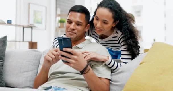 Casal Sofá Abraço Com Busca Smartphones Para Vídeo Filme Meme — Vídeo de Stock
