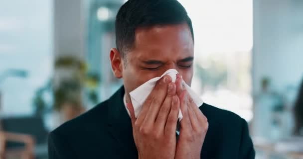 Beteg Asztali Férfi Orrfújás Szövetekkel Munkahelyen Beteg Túlhajszolt Influenzától Vagy — Stock videók