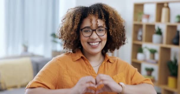 Retrato Corazón Mano Con Una Mujer Feliz Casa Por Amor — Vídeos de Stock
