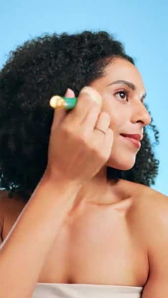 Maquiagem Artista Beleza Rosto Mulher Com Base Contorno Usando Escova — Vídeo de Stock