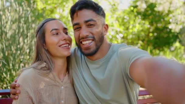 Selfie Amor Pareja Interracial Parque Beso Para Vinculación Tiempo Calidad — Vídeos de Stock