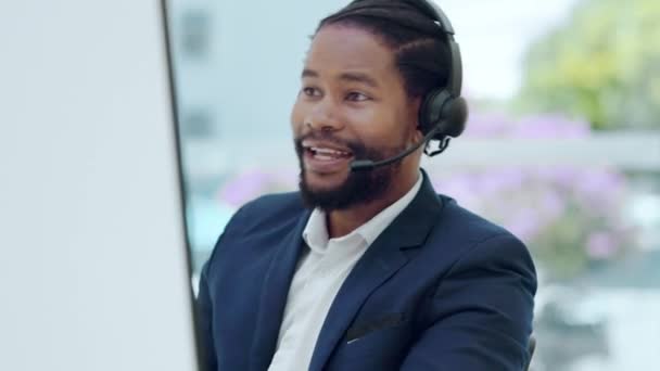 呼叫中心和黑人男人一边聊天一边在电脑上打字 以获取Crm 电话营销或在线帮助 商务人士 客户支持及非洲男性代理商咨询与我们联系时面带微笑 — 图库视频影像