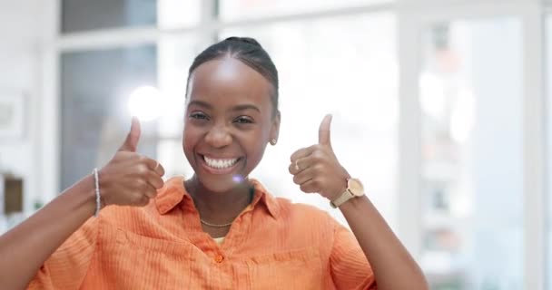 黒の女性 成功のためのオフィスで顔と親指アップ 勝者やボーナスの目標 肖像画 笑顔と労働者は親指 幸せなお祝いと勝利の絵文字のように祝う 興奮した達成や投票 — ストック動画