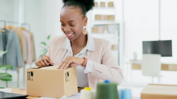 Zwarte Vrouw Logistiek Uitpakken Doos Commerce Van Levering Pakket Kleding — Stockvideo