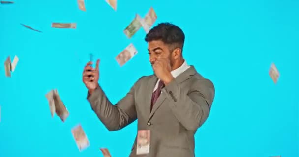 Деньги Дождь Победивший Человек Телефон Изолированы Студийный Бонус Прибыль Онлайн — стоковое видео
