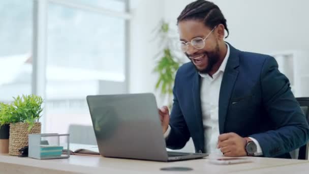 Laptop Sieger Und Feier Des Schwarzen Mannes Amt Für Ziel — Stockvideo