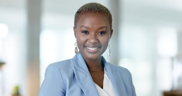 幸せな黒人女性 夜のビジネスや幸福 自信や指導者の動機のためのオフィスで顔 企業の誇りやエンパワメントのために会社で若い女性労働者 肖像画や笑顔 — ストック動画