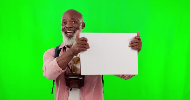 资深黑人男子与海报 模型和绿色屏幕与旅行和旅游宣传营销 背包客 男性退休后 微笑着与标志 产品投放和广告合影 — 图库视频影像