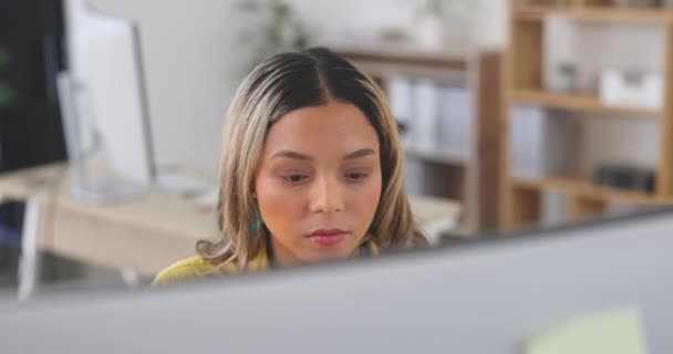 在办公室工作的女商人 电脑和面部表情严肃而专注于项目 拥有技术的女企业家 在她的办公桌前输入电子邮件 研究或建议 — 图库视频影像
