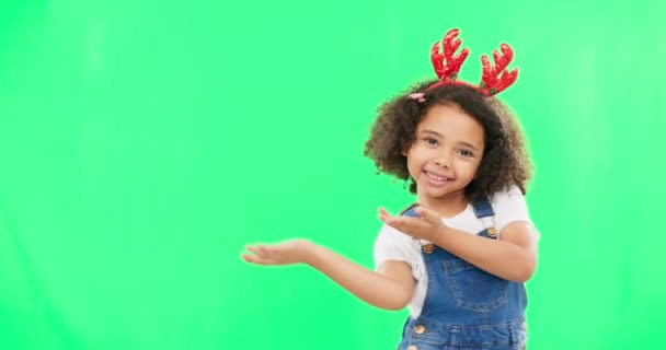 Karácsony Zöld Képernyő Egy Lány Bemutató Reklámhely Termék Elhelyezésére Stúdióban — Stock videók