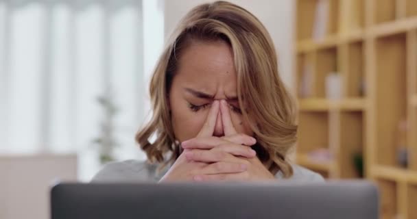 Bolest Hlavy Stres Smutná Žena Notebooku Vyhořelou Kariérou Úzkostí Duševním — Stock video