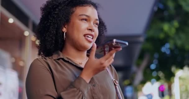 Telefon Görüşmesi Hoparlör Şehirde Kadını Sesli Mesaj Çıkışı Iletişim Için — Stok video