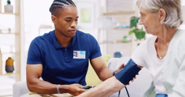 Cuidador Homem Negro Mulher Idosa Com Consulta Teste Pressão Arterial — Vídeo de Stock