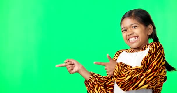 Showing Product Placement Face Child Green Screen Isolated Studio Background — Stock Video