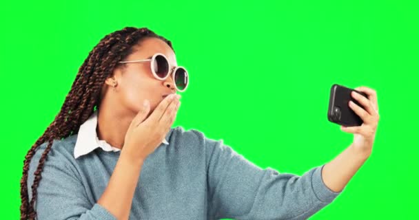 Селфи Солнцезащитные Очки Поцелуй Женщиной Зеленом Фоне Экрана Студии Снимка — стоковое видео