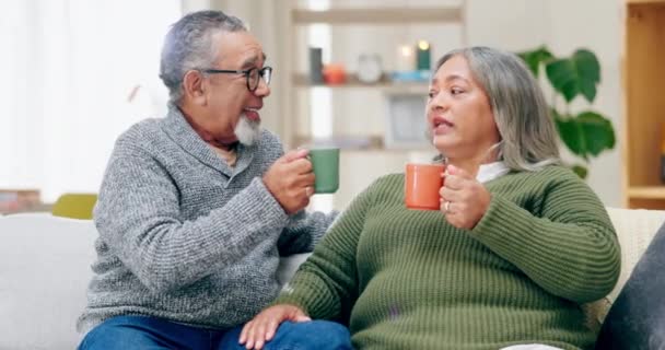 Отдых Разговор Кофе Пожилая Пара Диване Вместе Гостиной Счастливые Зрелые — стоковое видео