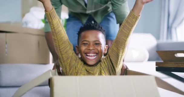 Ευτυχισμένο Παιχνιδιάρικο Και Παιδί Ένα Κουτί Τον Πατέρα Πιέζει Για — Αρχείο Βίντεο