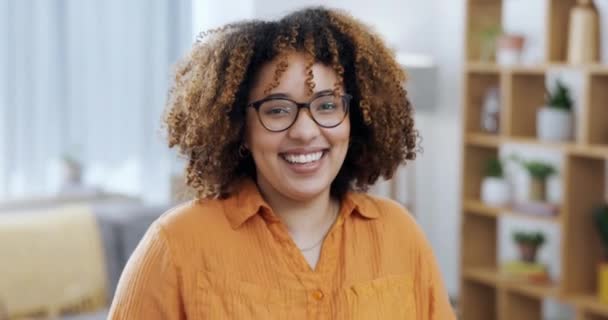 Yüz Kadın Başarı Uzlaşma Bir Kızla Oturma Odasında Kazanmak Gülümseme — Stok video