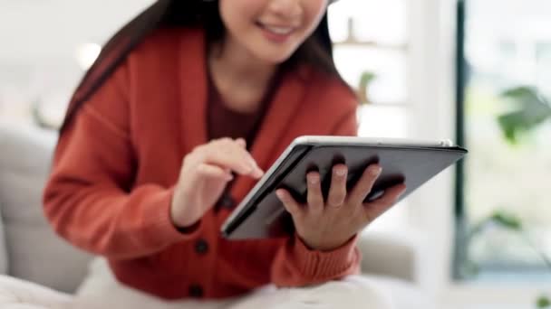 Mujer Manos Riendo Broma Tableta Meme Internet Películas Comedia Sala — Vídeo de stock