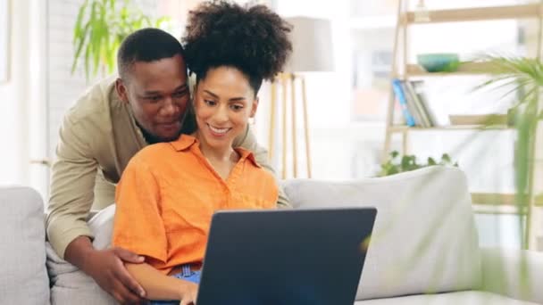 Laptop Para Uśmiech Relaks Salonie Bonding Zakupy Online Kanapie Interracial — Wideo stockowe