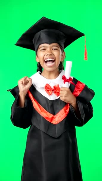 毕业典礼 毕业典礼和颁奖典礼的绿色屏幕上的兴奋孩子 具有知识 成就和在演播室取得成功的年轻女孩的小学 学生和肖像 — 图库视频影像