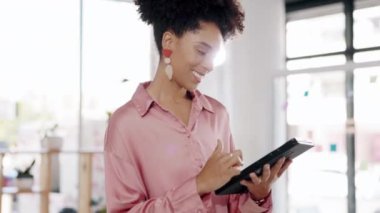 Kadın, ofisteki gülümseme için daktilo ve tablet, İK yönetimi için arama, arama ya da program. Genç girişimci, kadın profesyonel ya da dokunmatik iş yeri başlangıçta mobil ux stratejisi için iş yerinde.