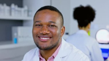 Yüz, araştırmacı ve laboratuardaki siyah adam, sağlık ve veri analizi için yenilik, bilimsel ve tıbbi. Portre, Nijeryalı erkek çalışan ve laboratuvar, tedavi ve araştırma alanında mutlu bilim adamı.