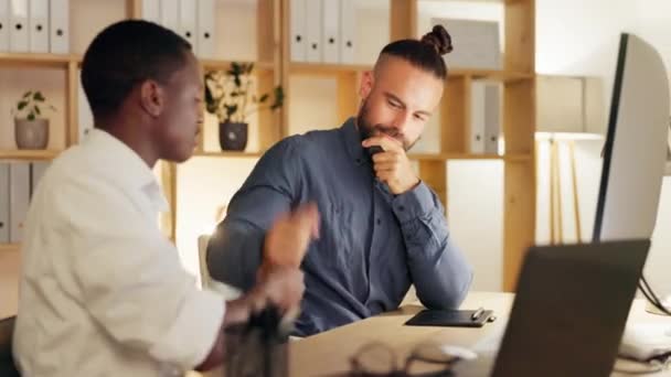 Eğlenceli Tokalaşma Ofis Erkekler Birlikte Çalışma Arkadaşlığı Birlikte Çalışma Çalışma — Stok video