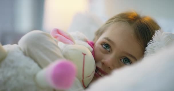 Kind Bed Teddybeer Slaapkamer Terwijl Blij Opgewonden Voor Morgens Spelen — Stockvideo