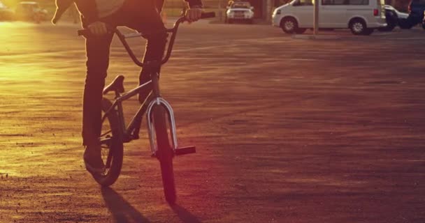 Człowiek Nogi Jazda Rowerze Ulicy Zachodzie Słońca Dla Sztuczek Lub — Wideo stockowe