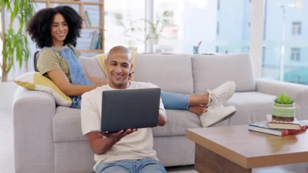 Smile Relax Couple Sofa Laptop Tablet Funny Video Meme Social — Stock Video