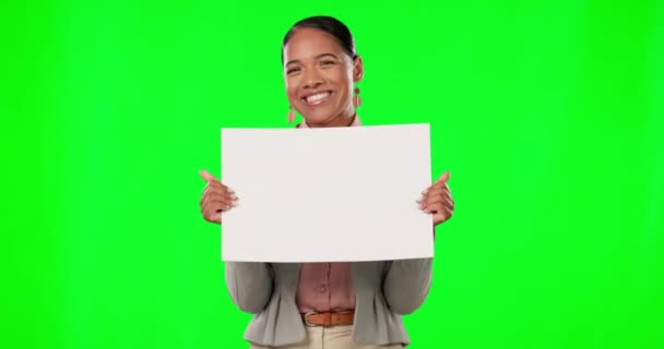 商业女性在绿色的屏幕上 海报和产品放置与模型和微笑的肖像 带有品牌标识的广告牌 告示和广告 以及带有交易公告和营销的促销活动 — 图库视频影像