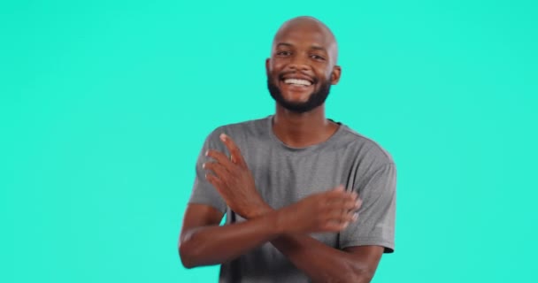 Cara Sorriso Homem Negro Com Braços Cruzados Estúdio Isolado Espaço — Vídeo de Stock