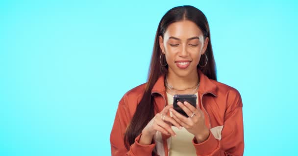 Akıllı Telefonu Olan Bir Kadın Sosyal Medyada Mem Mavi Arka — Stok video