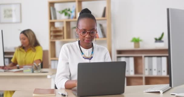 コンピュータ ワークスペース アフリカの女性が笑顔でオンラインのキャリア プロジェクトやビジネス管理に入力します 幸せな従業員 労働者 またはデスクでラップトップやマルチメディア技術に従事するデジタル人 — ストック動画