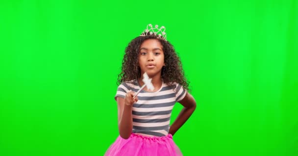 Sihirli Değneği Tacı Yeşil Ekranı Olan Çocuklar Için Kostüm Partisindeki — Stok video