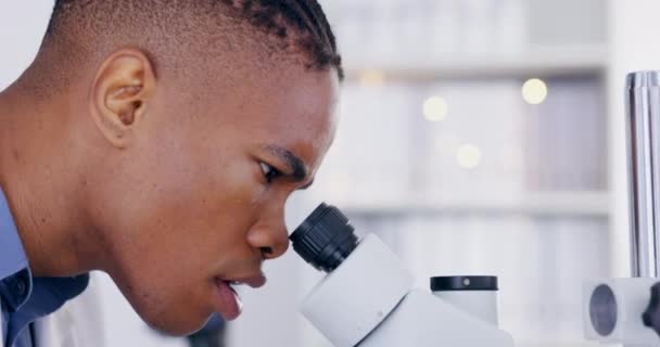 Ciencia Microscopio Muestra Con Médico Trabajo Laboratorio Para Innovación Avance — Vídeo de stock