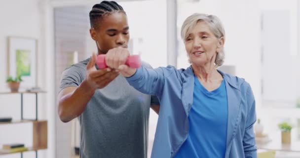 Senior Mulher Enfermeira Reabilitação Com Halteres Exercício Uma Casa Repouso — Vídeo de Stock