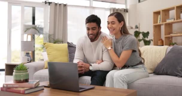 带着快乐 问候和交流的视频呼叫 在家里结为夫妻 沙发和房子 和一个快乐的女人和一个跨种族的伴侣 以及一个在沙发上聊天的微笑 — 图库视频影像