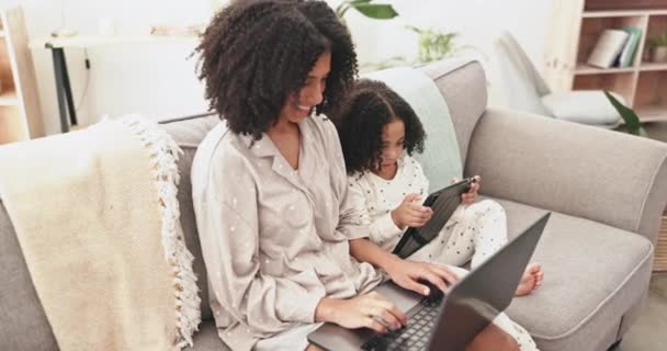 ラップトップ タブレット オンライン学習 教育ゲーム インターネット上での作業のためのソファの上の子供と母親 愛と幸せなお母さんと技術の絆で女の子 リラックスして一緒に家で — ストック動画