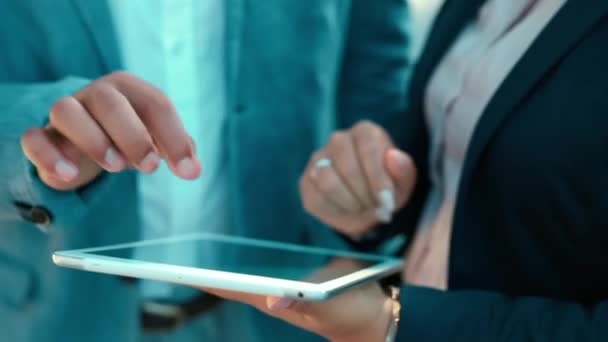 Adamları Tablet Eller Online Planlama Için B2B Iletişim Şirket Yazılımı — Stok video