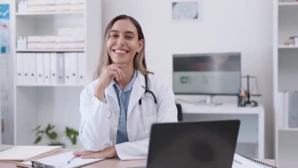 Πορτρέτο Γιατρός Ευτυχισμένη Γυναίκα Χαμόγελο Από Φορητό Υπολογιστή Κάθεται Ένα — Αρχείο Βίντεο