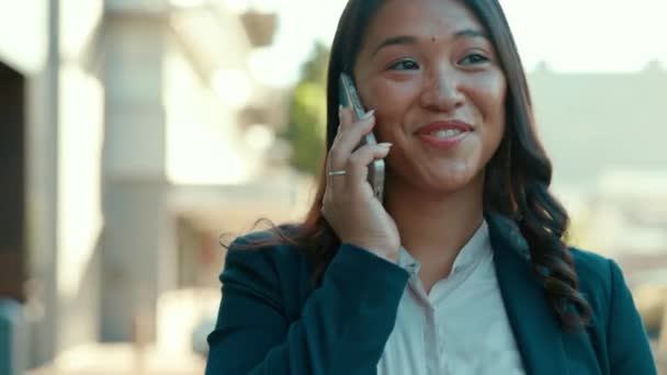 快乐的女商人 打电话和在城市里散步聊天 建立手机网络或聊天 城市旅游中使用手机 智能手机和说话的女性员工的面孔 — 图库视频影像