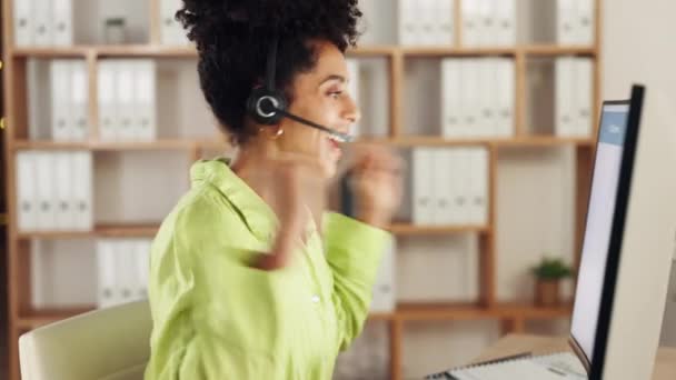 Zwarte Vrouw Call Center Viering Computerscherm Voor Het Winnen Verkopen — Stockvideo