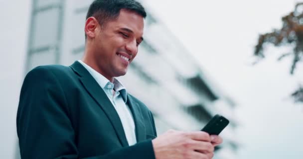 Heureux Smartphone Homme Affaires Dans Dactylographie Ville Communication Chat Avec — Video