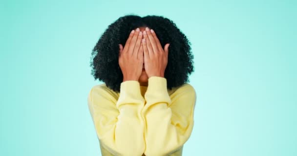 Mujer Negra Cara Sorpresa Peekaboo Por Diversión Juegos Felicidad Fondo — Vídeo de stock