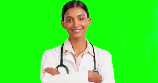 Женщина Зеленым Экраном Скрещенные Руки Врач Счастливый Медицинских Инноваций Здравоохранения — стоковое видео