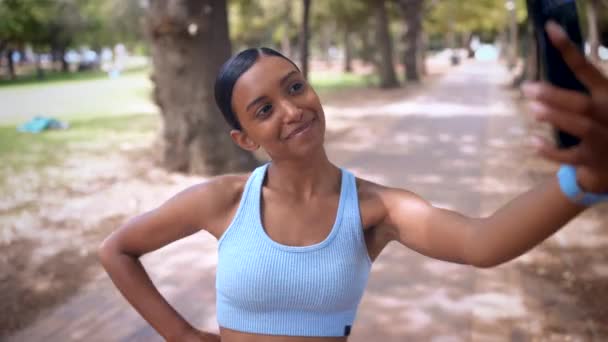Selfie Fitness Šťastná Žena Parku Pro Sociální Média Tréninkové Cíle — Stock video