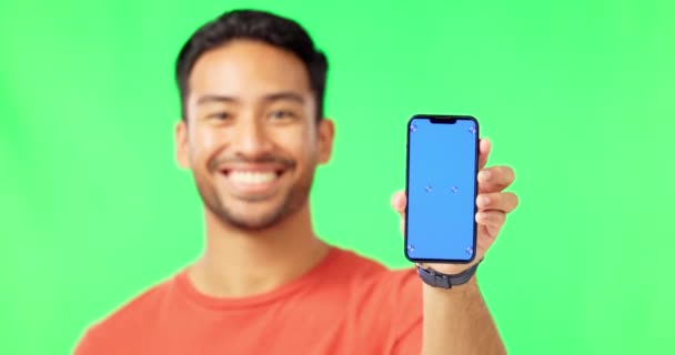亚洲男人 电话和模拟绿色屏幕与跟踪标记与工作室的背景 展示快乐男性在产品投放 广告或营销中使用智能手机的肖像 — 图库视频影像