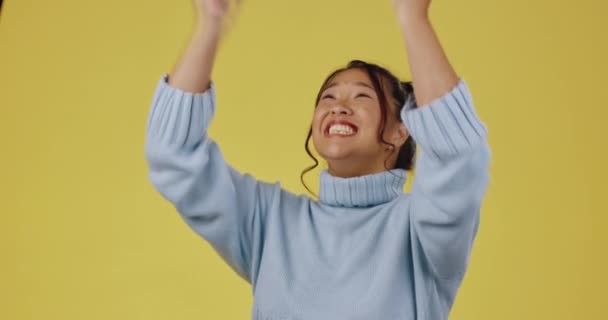 Opgewonden Vuist Aziatische Vrouw Met Feest Winnen Geluk Tegen Een — Stockvideo